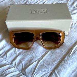 NEW 🤩🤩 Dezi sunglasses Backtrack - Honey maple/umber faded